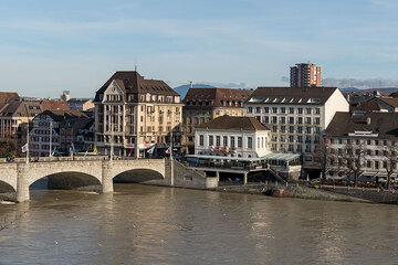 Basel-Stadt Wandern - Ausblick vom Rheinsprung zur Mittleren Rheinbrücke