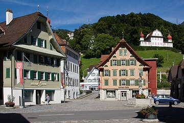 Obwalden Staat - Dorfplatz in Sarnen, im Hintergrund Landenberg